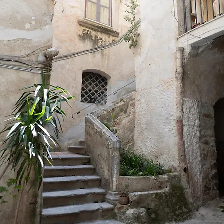 Cortile Gioeni * Cefalù